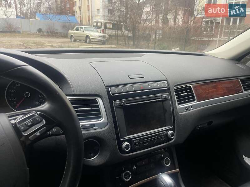 Позашляховик / Кросовер Volkswagen Touareg 2015 в Києві