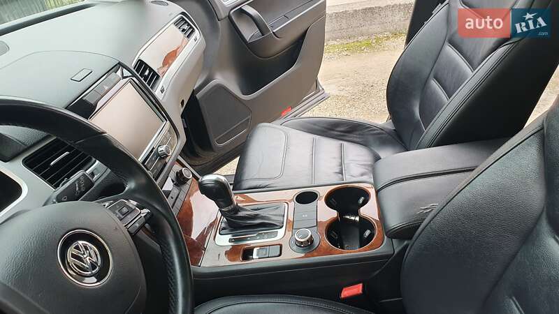 Внедорожник / Кроссовер Volkswagen Touareg 2013 в Черновцах