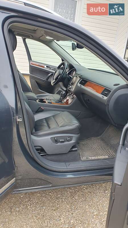 Внедорожник / Кроссовер Volkswagen Touareg 2013 в Черновцах