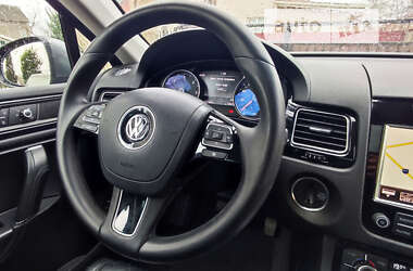 Внедорожник / Кроссовер Volkswagen Touareg 2012 в Хмельницком