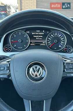 Внедорожник / Кроссовер Volkswagen Touareg 2015 в 