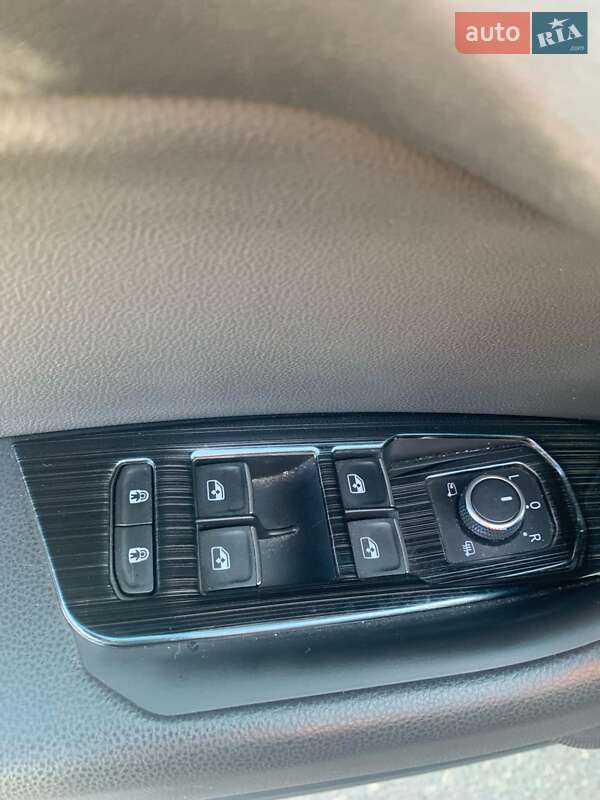 Позашляховик / Кросовер Volkswagen Touareg 2019 в Одесі