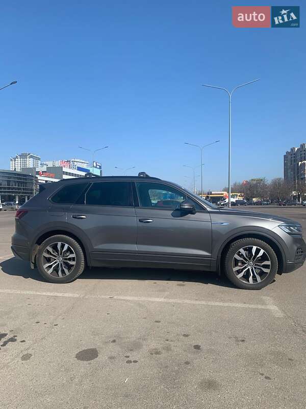 Позашляховик / Кросовер Volkswagen Touareg 2019 в Одесі