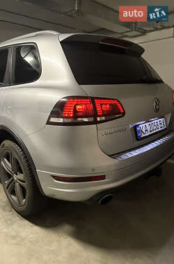 Внедорожник / Кроссовер Volkswagen Touareg 2014 в Киеве