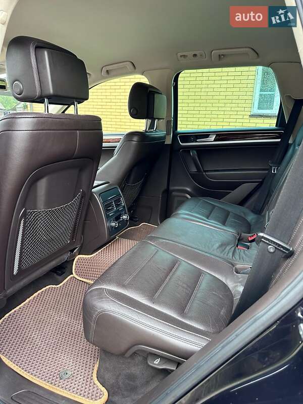 Позашляховик / Кросовер Volkswagen Touareg 2010 в Камені-Каширському