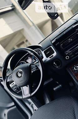 Позашляховик / Кросовер Volkswagen Touareg 2011 в Тячеві