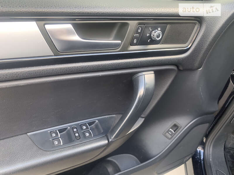 Внедорожник / Кроссовер Volkswagen Touareg 2010 в Киеве
