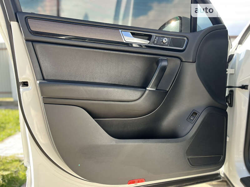 Внедорожник / Кроссовер Volkswagen Touareg 2016 в Стрые