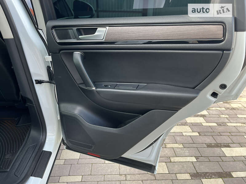 Внедорожник / Кроссовер Volkswagen Touareg 2016 в Стрые