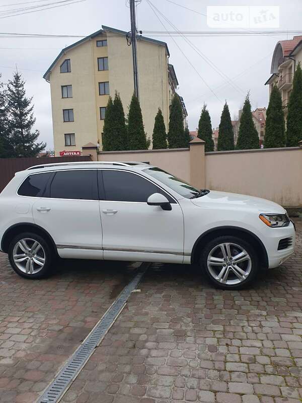 Внедорожник / Кроссовер Volkswagen Touareg 2014 в Львове