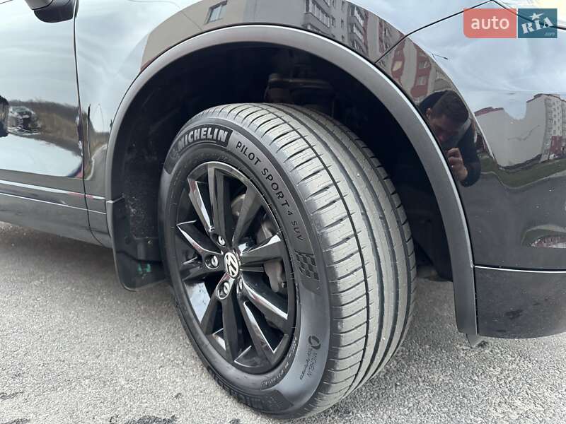 Внедорожник / Кроссовер Volkswagen Touareg 2013 в Хмельницком