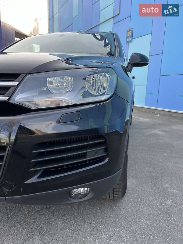 Внедорожник / Кроссовер Volkswagen Touareg 2011 в Киеве