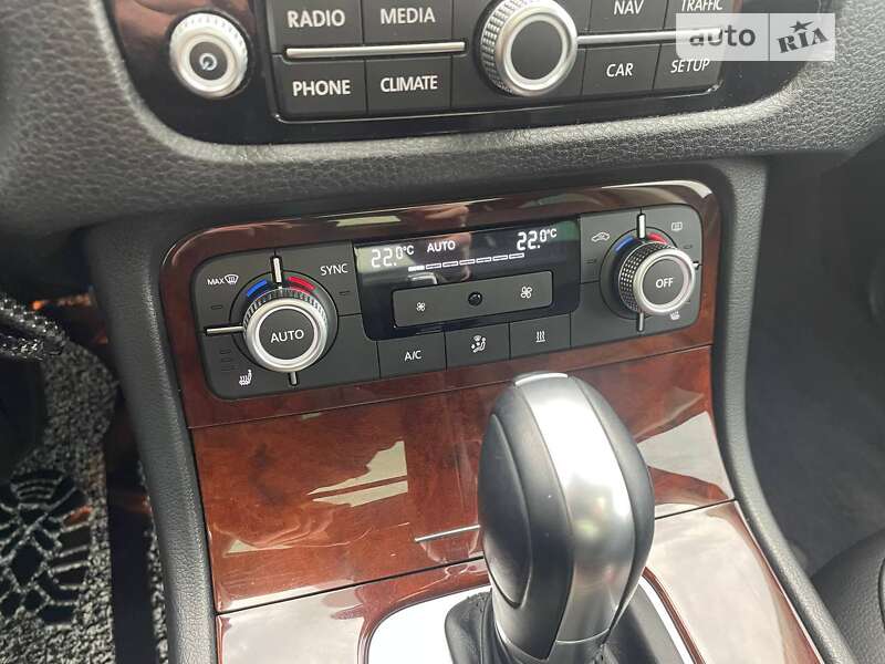 Внедорожник / Кроссовер Volkswagen Touareg 2015 в Полтаве
