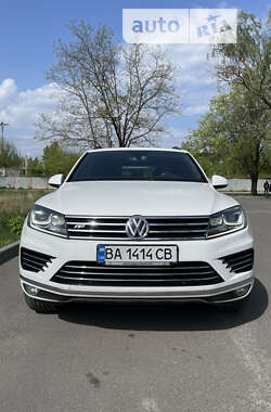 Позашляховик / Кросовер Volkswagen Touareg 2015 в Дніпрі