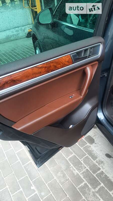Внедорожник / Кроссовер Volkswagen Touareg 2012 в Сумах