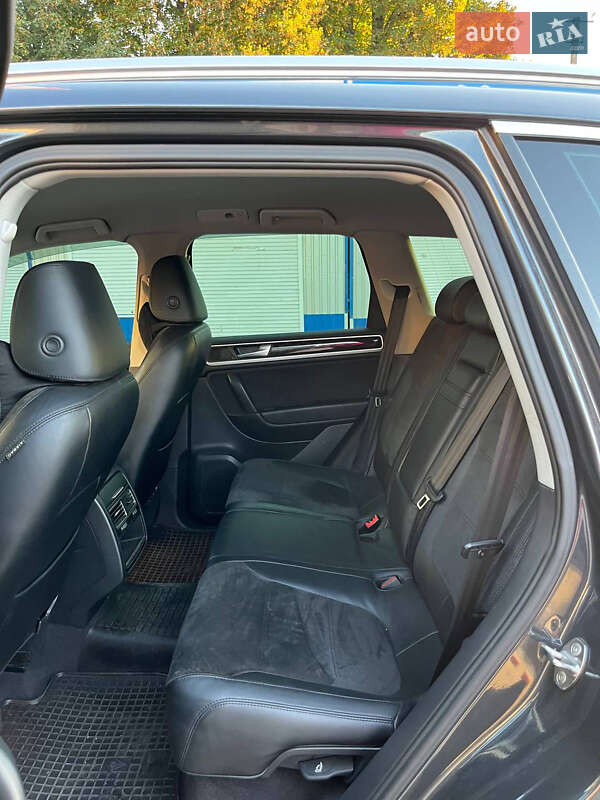 Внедорожник / Кроссовер Volkswagen Touareg 2012 в Полтаве