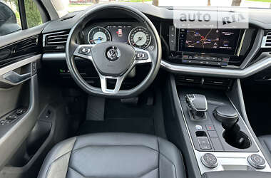 Позашляховик / Кросовер Volkswagen Touareg 2019 в Рівному