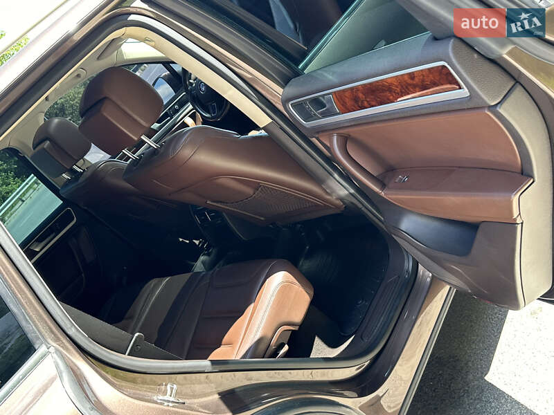 Позашляховик / Кросовер Volkswagen Touareg 2013 в Івано-Франківську