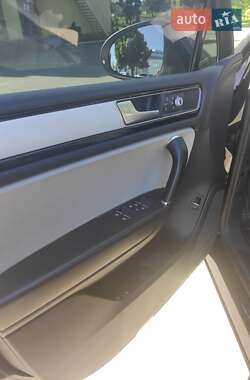 Внедорожник / Кроссовер Volkswagen Touareg 2017 в 