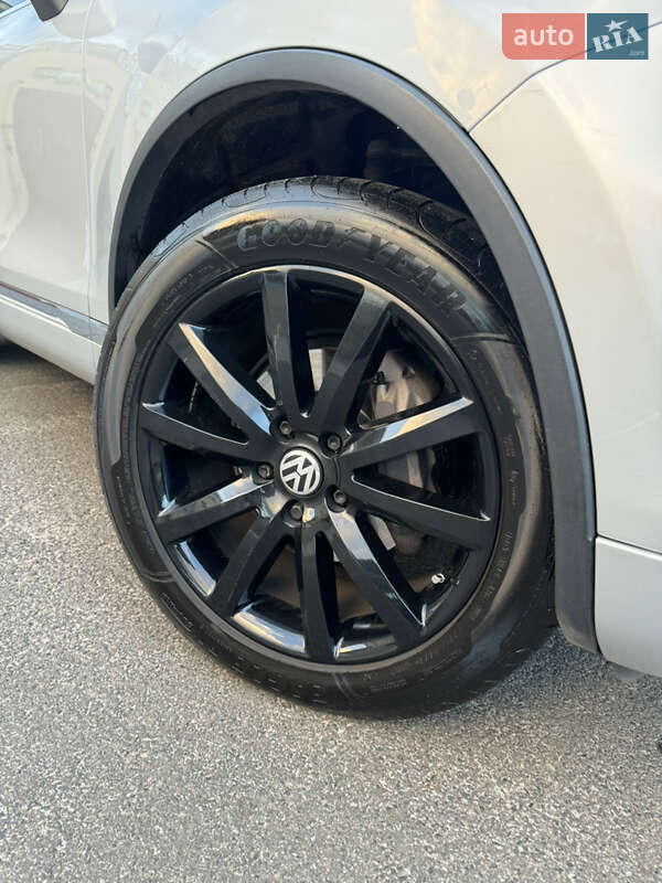 Внедорожник / Кроссовер Volkswagen Touareg 2011 в Кривом Роге