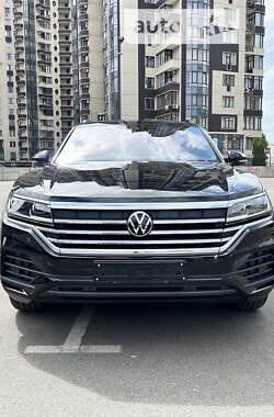 Позашляховик / Кросовер Volkswagen Touareg 2024 в Києві