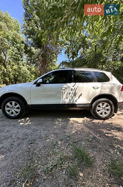 Внедорожник / Кроссовер Volkswagen Touareg 2011 в 