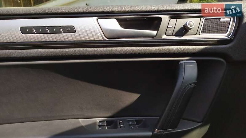 Внедорожник / Кроссовер Volkswagen Touareg 2016 в Киеве