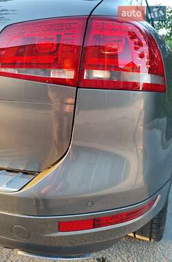 Позашляховик / Кросовер Volkswagen Touareg 2013 в 