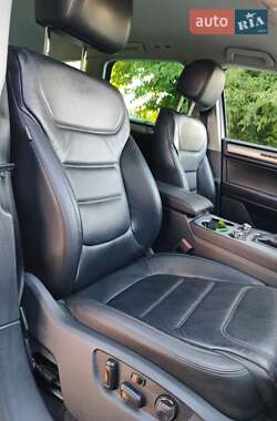 Позашляховик / Кросовер Volkswagen Touareg 2013 в 
