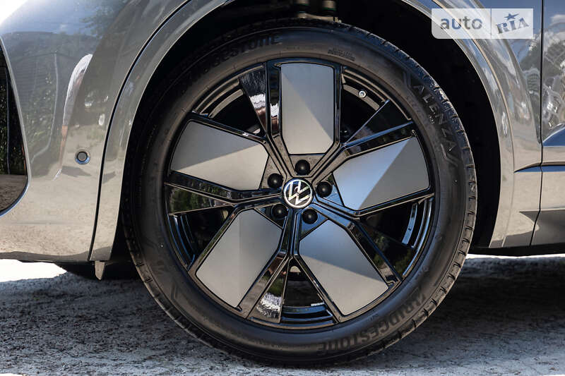 Позашляховик / Кросовер Volkswagen Touareg 2024 в Києві