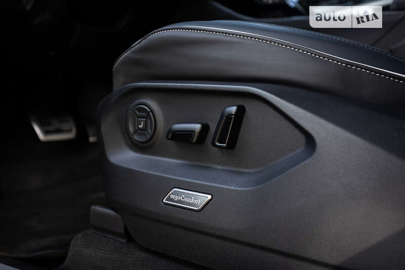 Позашляховик / Кросовер Volkswagen Touareg 2024 в Києві