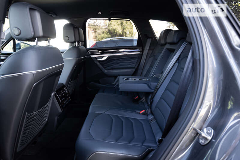 Позашляховик / Кросовер Volkswagen Touareg 2024 в Києві