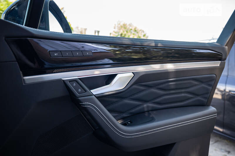 Позашляховик / Кросовер Volkswagen Touareg 2024 в Києві