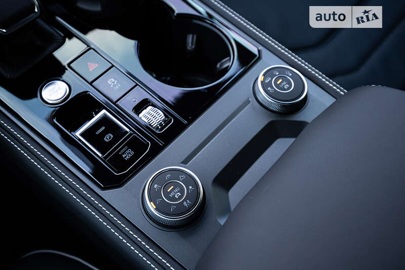 Позашляховик / Кросовер Volkswagen Touareg 2024 в Києві