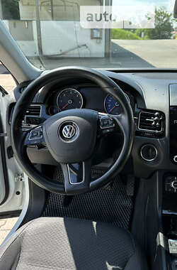 Внедорожник / Кроссовер Volkswagen Touareg 2012 в Киеве