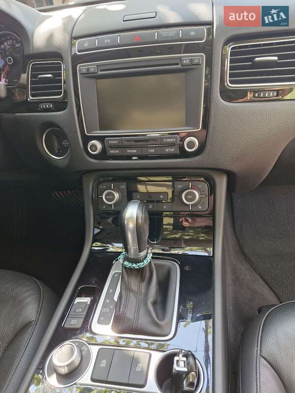 Позашляховик / Кросовер Volkswagen Touareg 2015 в Іршаві