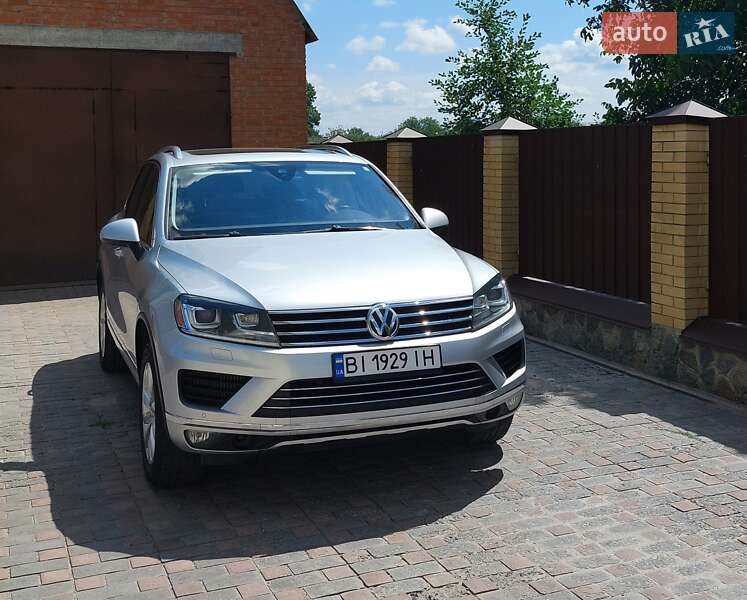 Позашляховик / Кросовер Volkswagen Touareg 2015 в Полтаві
