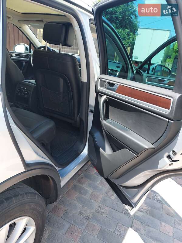 Позашляховик / Кросовер Volkswagen Touareg 2015 в Полтаві