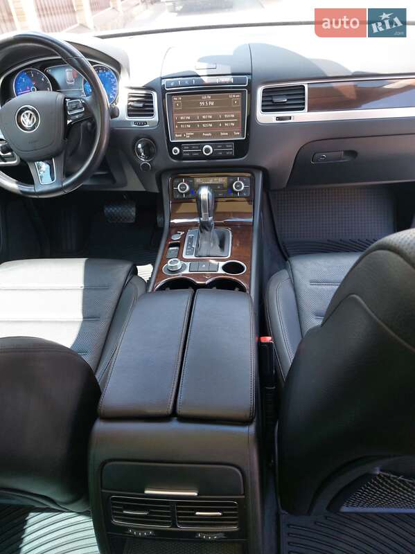 Позашляховик / Кросовер Volkswagen Touareg 2015 в Полтаві