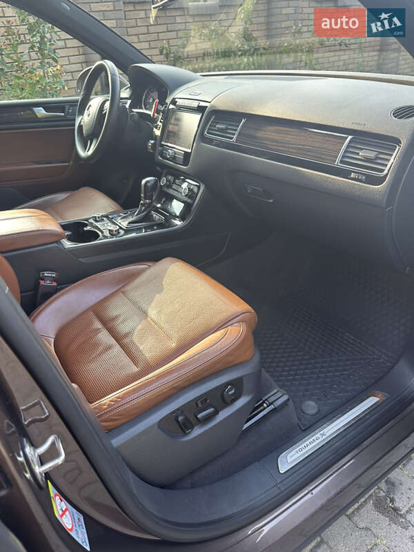 Позашляховик / Кросовер Volkswagen Touareg 2014 в Чернівцях