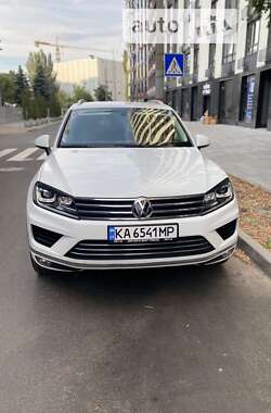 Позашляховик / Кросовер Volkswagen Touareg 2015 в Києві