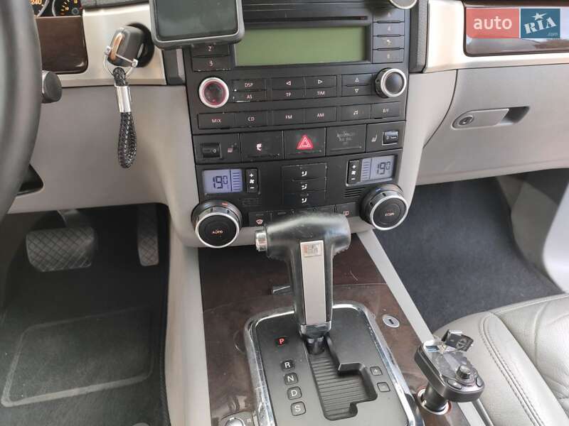 Позашляховик / Кросовер Volkswagen Touareg 2005 в Дніпрі