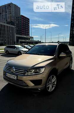 Внедорожник / Кроссовер Volkswagen Touareg 2015 в Киеве