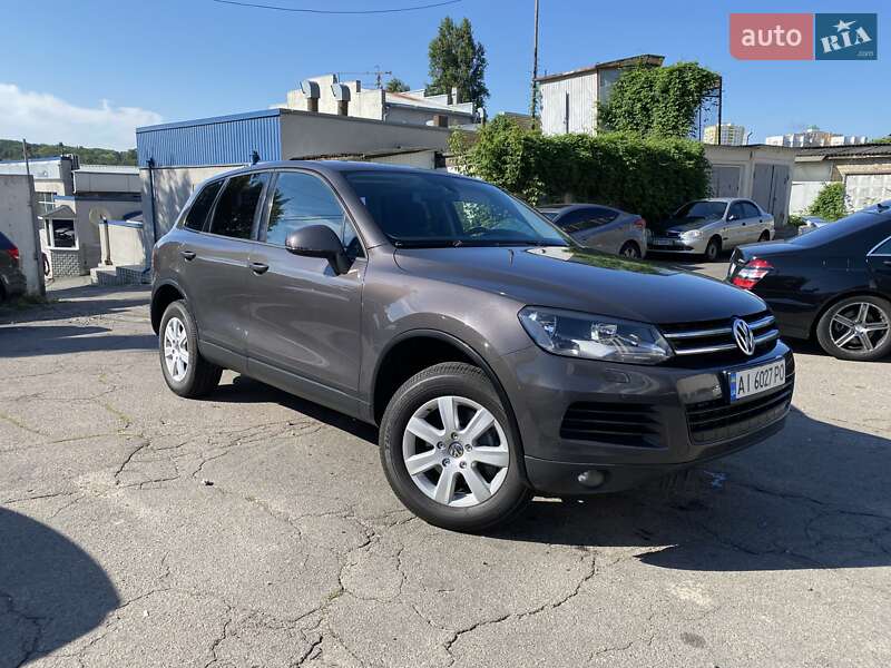 Внедорожник / Кроссовер Volkswagen Touareg 2011 в Киеве