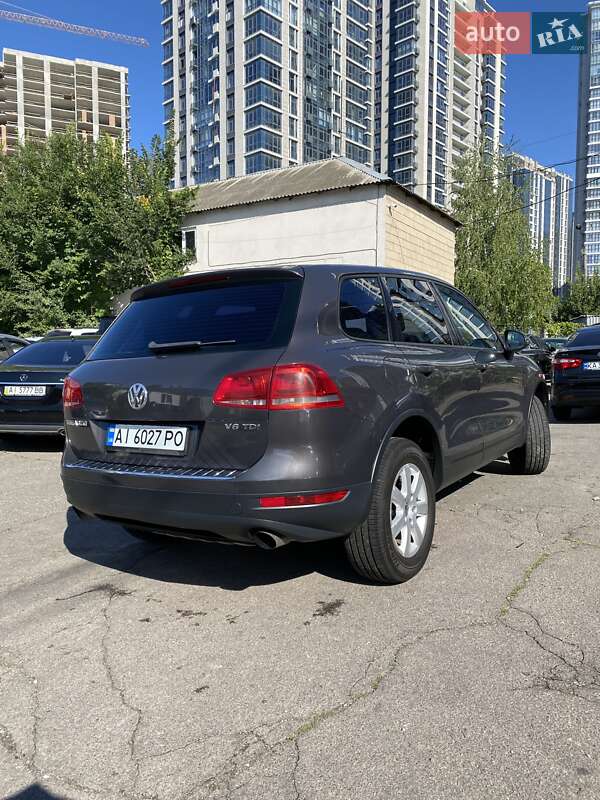 Внедорожник / Кроссовер Volkswagen Touareg 2011 в Киеве