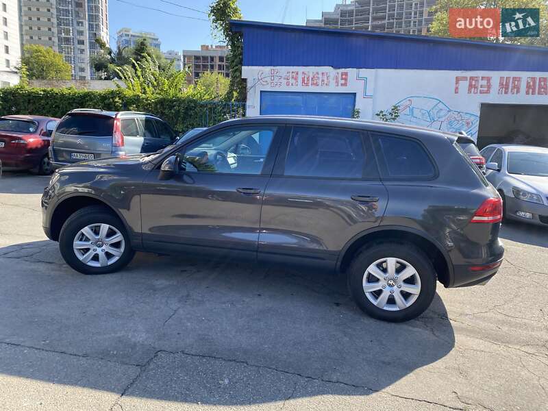 Внедорожник / Кроссовер Volkswagen Touareg 2011 в Киеве