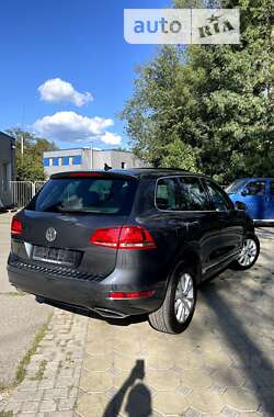 Внедорожник / Кроссовер Volkswagen Touareg 2012 в Харькове