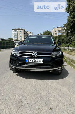 Внедорожник / Кроссовер Volkswagen Touareg 2015 в Шепетовке