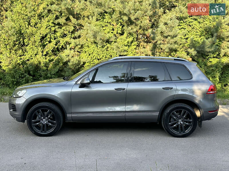 Внедорожник / Кроссовер Volkswagen Touareg 2011 в Ровно