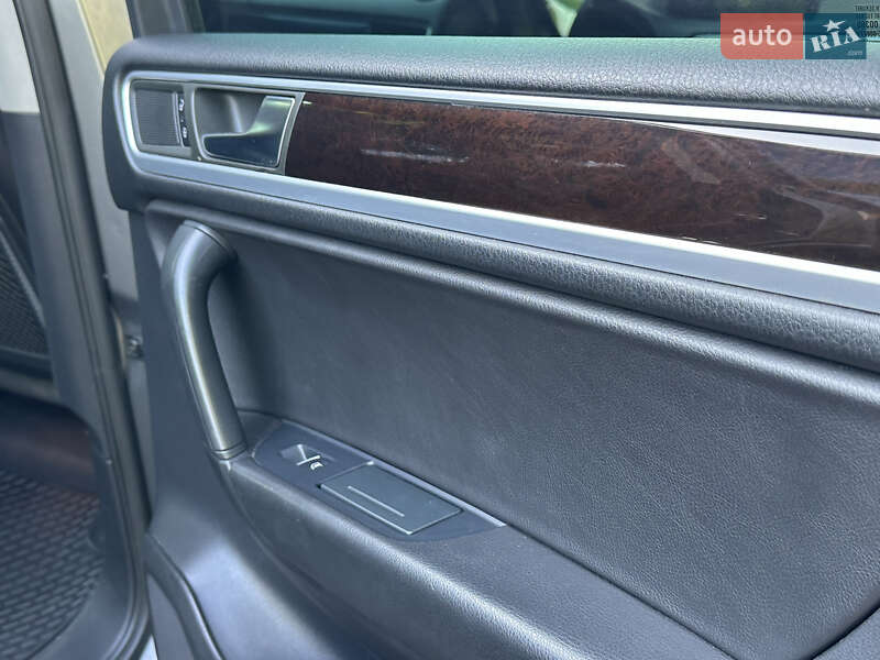 Внедорожник / Кроссовер Volkswagen Touareg 2011 в Ровно